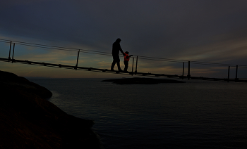 «Не бойся, я с тобой!» / Висячий мост. 
Архипелаг Порвоо (Porvoo), остров Матландет (Мattlandet). Финский залив.