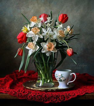 Весенний букет / натюрморт с тюльпанами и нарциссами
