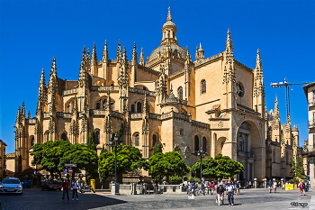 Кафедральный собор «Catedral de Santa María de Segovia», 2014 г. / Кафедральный собор «Catedral de Santa María de Segovia» примечателен тем, что он считается последним в Испании строением такого типа, которое было выполнено в готическом стиле, в то время как по Европе уже активно началась эпоха Возрождения. Название Кафедрального собора – Дама Испанских Соборов, так как его построили в том месте, где Изабелла была коронована в 1474 году.
Кафедральный собор в Сеговии построен на месте разрушенного старого во время войны с коммунерос в 1520 г. Инициатором строительства нового собора стал король Испании и по совместительству император Священной Римской империи Карл V. Закончили строительство в 1577 году, а освятили его только через 200 лет — в 1768 г.