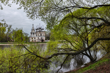 Церковь Иоанна Златоуста — православный храм в центре Вологды на набережной реки Вологда, напротив С / ***