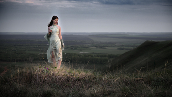 Ожидание / Девушка в выпускном платье ожидает возможности увидеть закат солнца с холмов окружающих город Бугуруслан Оренбургской области.