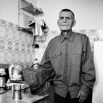 Портрет бывшего заключенного концлагеря Аушвиц / Портрет из серии &quot;Военные привычки&quot;