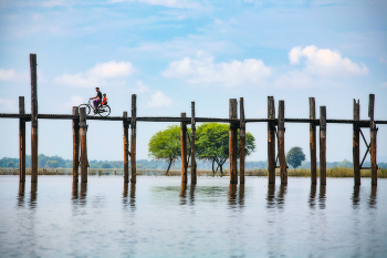 Велосипед не роскошь, а средство передвижения / Мост Убэйн соединяет город Амарапура с небольшой деревней-пригородом, пересекает озеро Таунтоме. Длина моста — около 1,2 км, он состоит из двух отрезков в 550 и 650 метров