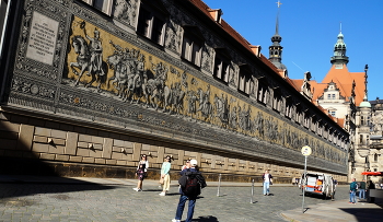 Шествие князей / Самое большое в мире стенное панно длиной 102 метра с 800-летней историей правления Саксонией династии Веттинов из почти 25 тыс. фарфоровых плиток Майсенского фарфоровой мануфактуры.