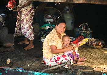 На камбузе / Лодка на озеро Таунтоме, Мьянма