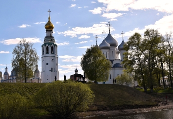 Май в Вологде / Вологодский кремль - историко-архитектурный ансамбль в центральной части Вологды, заложенный как крепость в 1567 году по приказу царя Ивана Грозного и игравший роль оборонительного укрепления в XVI—XVII веках. (Википедия)