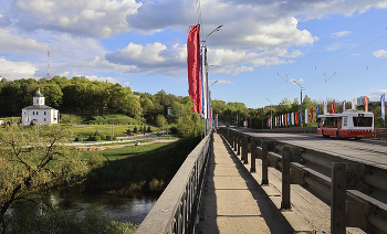вид на Петропавловский мост и церковь Иоанна Богослова в Смоленске / май 2024