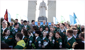Портрет губернатора в интерьере юности / Губернатор Челябинской области в очках, верхнем ряду, в центре