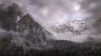 Snow And Frost Mountains / С утра температура падает ниже нуля, облака цепляются за горы и деревья покрыты инеем