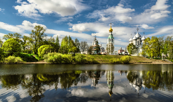 Вологодский кремль... / Вологодский кремль (Архиерейский двор) – это один из красивейших ансамблей не только Вологодской земли, но и всей России. Элементы ансамбля: Софийский собор, Колокольня Софийского собора, Собор Воскресения, стены и башни Вологодского кремля, Надвратная Воздвиженская церковь со Святыми воротами, Экономский корпус, Безымянный корпус, Консисторский корпус, Оружейная палата, Симоновский корпус с церковью Рождества Христова, Крестовая палата, Иренеевский корпус, Гавриловский корпус, Южный корпус, Иосифовский корпус.