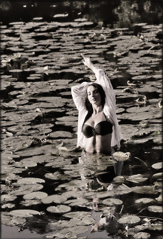 Русалка из Кузьминского парка в кувшинках... / "Русалки имеют вид маленьких девочек, очень бледных, с зелеными волосами и длинными руками; иногда обращаются в белок, крыс, лягушек..."