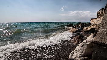 Тихо плещется волна... / Крым. Начало купального сезона.