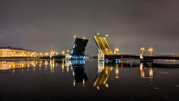 Ночной разводной мост Санкт-Петербурга / Один из самых известных символов Санкт-Петербурга — разводной мост.