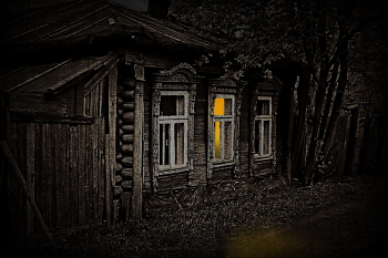 Свет в окне / Дело к вечеру. В окнах зажигается свет. Иваново. Вполне современный город, именно поэтому трудно было пройти днём мимо этого домика в проулке. Захотел посмотреть - как бы он выглядел вечером.