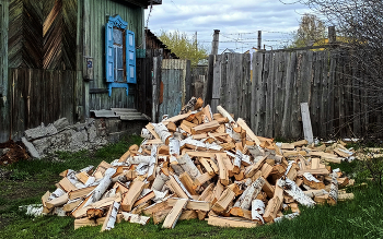 Дровишки / Куда без них в деревне.
Вспоминается история про дрова: &quot; Хозяева, вам дрова не нужны?...&quot;