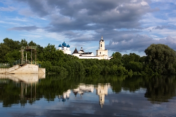Вечерний сюжет у плотины / Высоцкий монастырь.