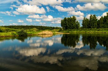 В воду смотрятся облака. / 16 июня 2024 года, Восточное Подмосковье, река Клязьма