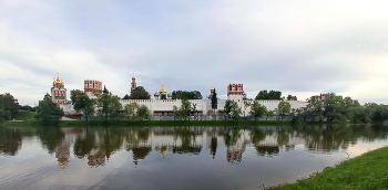 Новодевичий вечером / Новодевичий монастырь в Москве