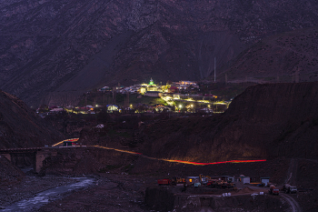 Деревня в горном Дагестане / Горный Дагестан, вечер. Хотелось поймать трек от машины для равномерной подсветки (выдержки 30 секунд как раз хватило)
