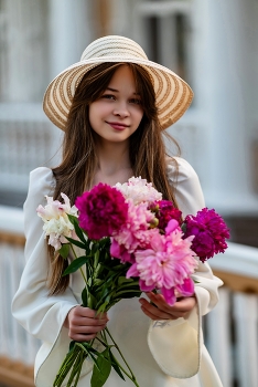 В шляпке и с цветами / модель Ангелина Табакова