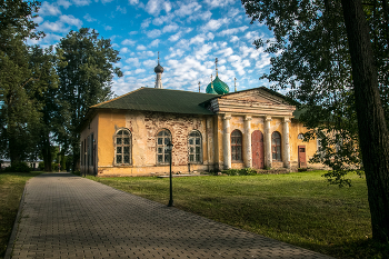 Наследие / Церковь Алексия - 1534г., митрополита Московского, в Алексеевском Угличском монастыре, в 1830-е годы полностью перестроенная (с расширением), а при Советах ещё и обезглавленная.