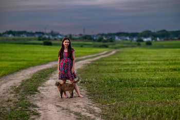 Полина в поле с кошкой / модель Полина Стрежнева