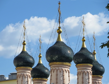 Купола в облаках / Главы церкви Софии Премудрости Божьей в Москве