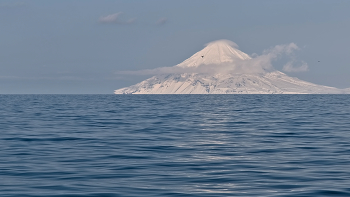 островок / Весна в Охотском море. Кадр сделан с борта судна.