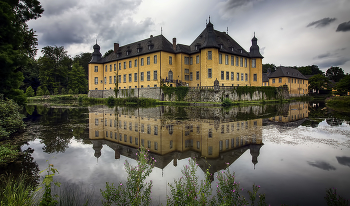  / Замок Дик (Schloss Dyck) представляет собой образец уникального средневекового немецкого замка. Импозантный окруженный рвом с водой замок Dyck считается одним из самых значительных памятников культуры в Нижнем Рейне и имеет почти 1000-летнюю историю.