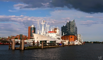 Hamburg. Elbphilharmonie &amp; CAP SAN DIEGO / Hamburg. Elbphilarmonie - Гамбург. Здание филармонии. Это был старинный склад какао (немецкий архитектор Вернер Каллморген). Верх спланировали швейцарские архитекторы Herzog и Meuron. Корабль CAP SAN DIEGO - музей.
https://www.youtube.com/watch?v=IGn-NNqkBL0&amp;t=52s
https://www.youtube.com/watch?v=C3Bk9NPtq5U&amp;t=16s
https://www.youtube.com/watch?v=W13kZk-aLI8&amp;t=46s