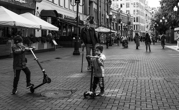 &quot;Ах , Арбат, мой Арбат...&quot; / &quot;Ах, Арбат, мой Арбат, ты — мое призвание.
Ты — и радость моя, и моя беда.
Пешеходы твои — люди невеликие,
каблуками стучат — по делам спешат.
Ах, Арбат, мой Арбат, ты — моя религия,
мостовые твои подо мной лежат.&quot; Б. Окуджава.