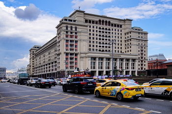 Four Seasons Hotels and Resorts / Москва.Красная площадь.Four Seasons Hotels and Resorts (произносится Фо сизонс хотелс энд ризотс) — канадская компания, оператор сети гостиниц класса «люкс» Four Seasons. Штаб-квартира компании расположена в Торонто.