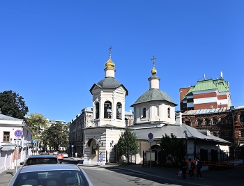 Храм Преподобного Сергия Радонежского в Крапивниках / Храм Преподобного Сергия Радонежского в Крапивниках — православный храм в Тверском районе Москвы. Входит в состав Иверского благочиния Московской епархии Русской православной церкви, является подворьем патриарха Московского и всея Руси.