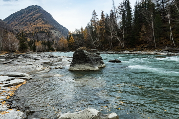 У реки / Осенний оттенок воды притягивает взгляд.