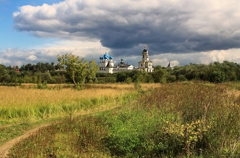 По августу / Сюжет из Серпухова. Высоцкий монастырь 2013 год.