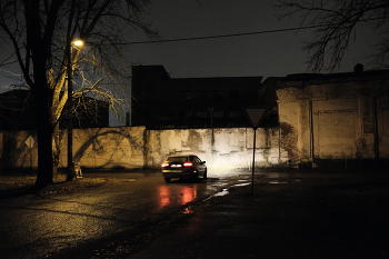 Освещённая стена / стена закрытого завода