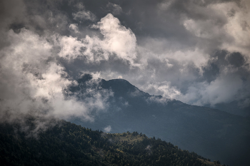 Clouds Over Goderdzi Valley / После дождя облака всегда приобретают необычный вид, иногда жесткая драма, иногда многоэтажный небесный мегаполис, иногда вычурная фантасмагория, как выдались над долиной Годерзи в сентябре.