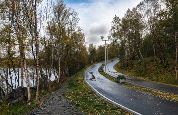 В осеннем парке городском Вальсирует листва берез, / осенние дорожки