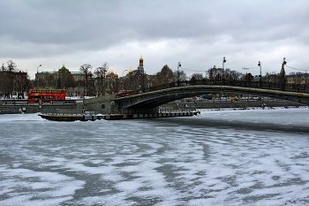 Лужков мост / Лужков мост и Болотная набережная Водоотводного канала в Москве. Февраль 2023.