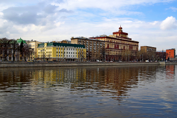 Космодамианская набережная / Космодамианская набережная Москва-реки. Апрель 2023.