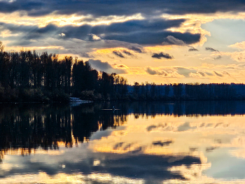 &nbsp; / Sunset reflections at the Fraser River