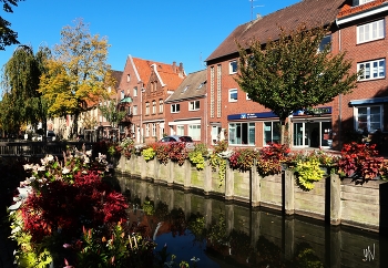 GLÜCKSTADT- счастливый город / Глюкштадт (нем.Glückstadt) — город в Германии, в земле Шлезвиг-Гольштейн, входит в состав района Штайнбург. Население составляет 11 498 человек. Занимает площадь 22,76 км².
Прелестный небольшой городок на Эльбе. Красивый порт с разными кораблями, прекрасные дома, которые отражаются в воде, большая площадь со старинной ратушей и кирхой, канал по краю площади с фонтаном, где отдыхают жители города и туристы, очаровывают и вызывают желание снова приехать в этот город.
Дословный перевод: Glück (счастье) stadt (город)
https://www.youtube.com/watch?v=PZXeb1sykTk&amp;t=14s
https://www.youtube.com/watch?v=ylLwR3JAmmo&amp;t=74s
https://www.youtube.com/watch?v=rC5fOQuG-qg&amp;t=29s