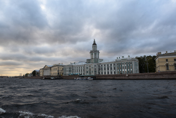 вид на Кунсткамеру с Невы, Санкт-Петербург / Музе́й антрополо́гии и этногра́фии имени Петра Великого Российской академии наук (сокр. МАЭ РАН, МАЭ), также известный под историческим названием Кунстка́мера (от нем. Kunstkammer — кабинет редкостей) — российский государственный естественно-научный музей в Санкт-Петербурге, учреждённый Петром Великим в 1714 году. Исторически первый в России публичный музей, Кунсткамера обладает уникальной коллекцией предметов старины, раскрывающих историю и быт многих народов. Но многим этот музей известен своей «особенной» коллекцией анатомических редкостей и аномалий. Здание Кунсткамеры — памятник архитектуры петровского барокко, со времени строительства ставший символом Российской академии наук объект культурного наследия федерального значения. Башню Кунсткамеры венчает Армиллярная сфера.