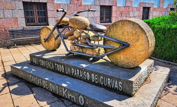 &nbsp; / Cangas d'Onís - escultura moto de piedra - Astúries