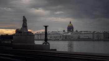 &quot;Дремлет притихший северный город...&quot; / Санкт-Петербург, на Университетской набережной