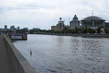 Космодамианская набережная / Космодамианская набережная Москва-реки. Вид с Краснохолмской набережной. Май 2023.