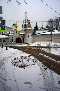 Церковь Всех Святых Афонских / Подворье Патриарха Московского и всея Руси храма великомученика Никиты за Яузой в Москве и церковь Всех Свтых Афонских. Со стороны Большого Ватина переулка. Январь 2023.