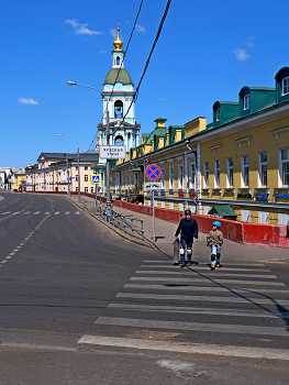 Яузская улица / Яузская улица в Москве. Июнь 2023.