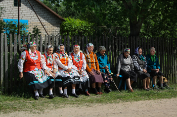 &quot;А капелло&quot;. / По случаю праздника в д. Ананчицы, традиционные посиделки в национальных костюмах и с песнями. Беларусь.