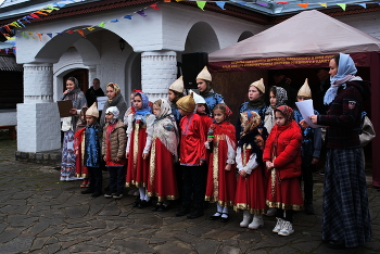 Монастырь. Праздничная концерт. / Дети в церкви.